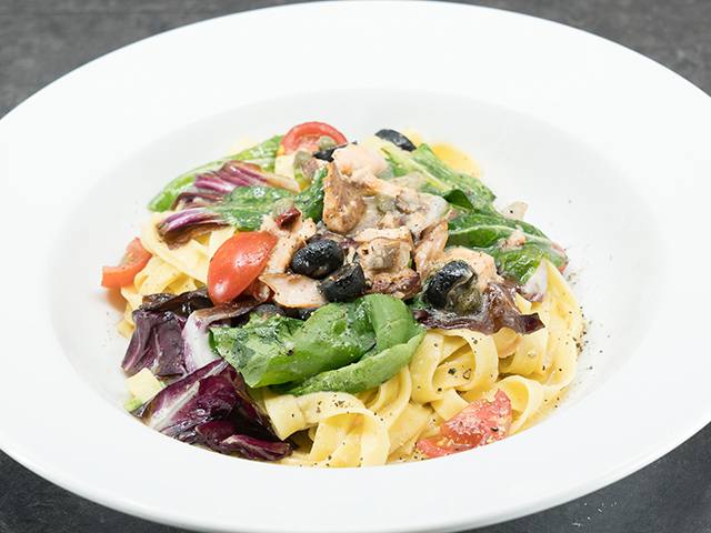 自家製スモークサーモンとほろ苦野菜のフェットチーネ ￥2,180